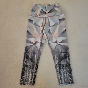 Evolution and Creation Geometric Women's Capri Leggings - Pink and Gray